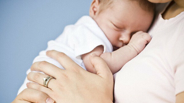 Die ersten Tage mit dem Neugeborenen (Quelle: Nicole Hill/Rubberball/Corbis Images)