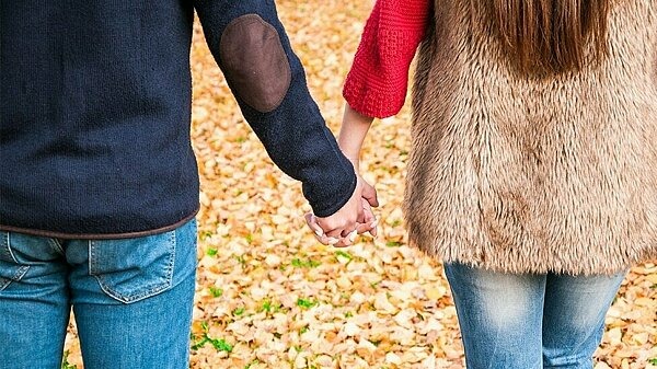 Wie und wem erzähle ich von der Schwangerschaft? (Quelle: iStock.com/serdjophoto)