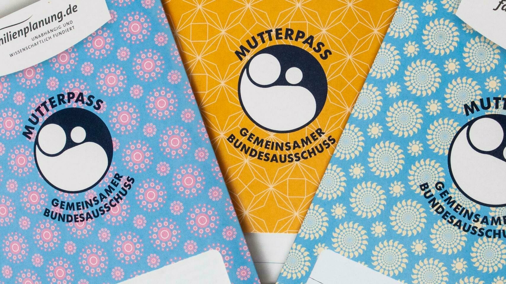 Vorsorgeuntersuchungen und Mutterpass (Quelle: BIÖG/HN) Mutterpasshüllen in verschiedenen Farben, mit verschiedenen Mustern