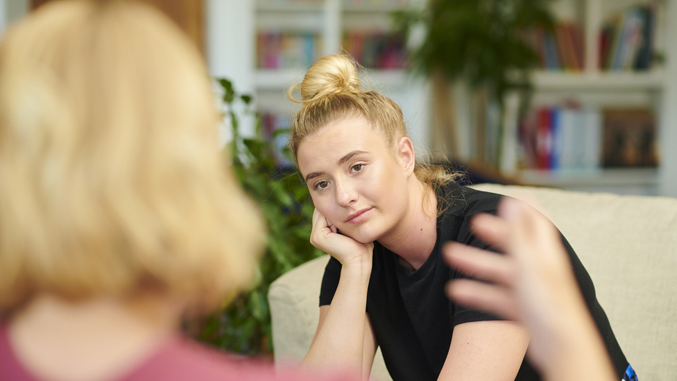 Junge Frau im Beratungsgespräch 