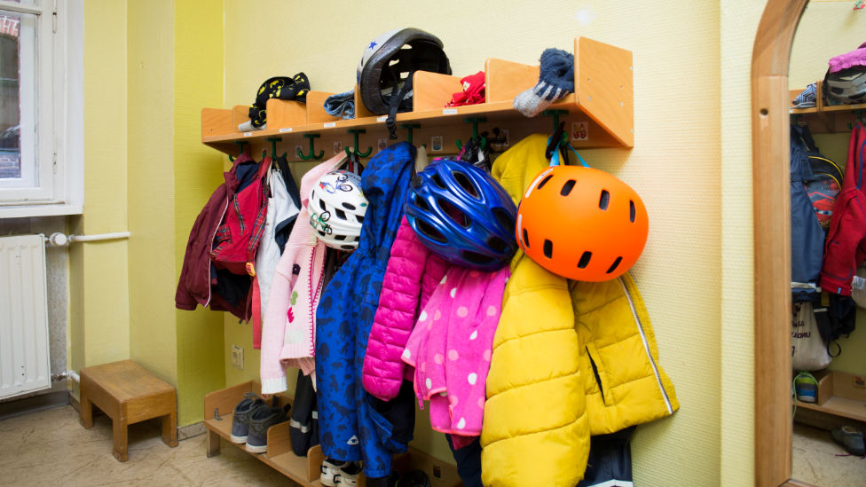 Kinderbetreuung: rechtzeitig planen (Quelle: BIÖG/HN/Eichhoefer) Garderobe einer KITA
