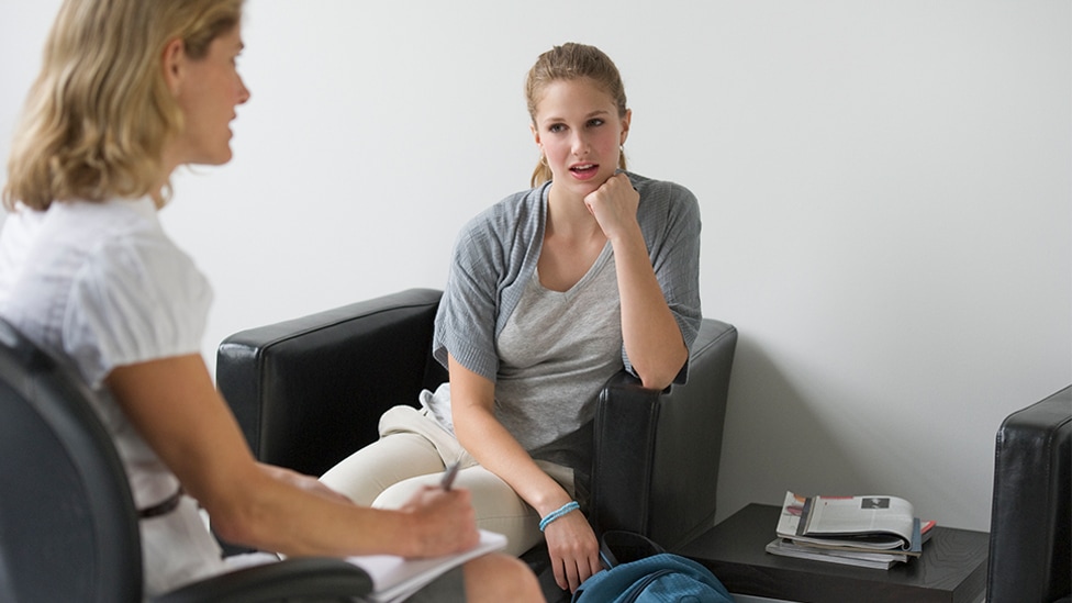Das Jugendamt: Beratung und Hilfe zum Wohle des Kindes (Quelle: Tetra Images / via Getty Images) Junge Frau im Beratungsgespräch beim Jugendamt
