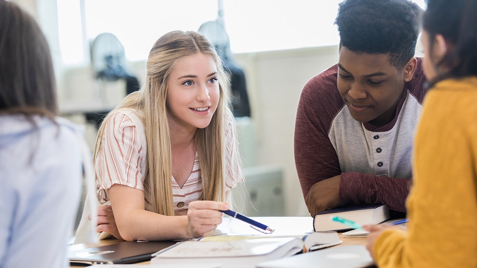 Schwanger in der Schule (Quelle: SDI Productions / E+ / via Getty Images) Jugendliche sitzt zusammen mit Mitschülern in der Schule