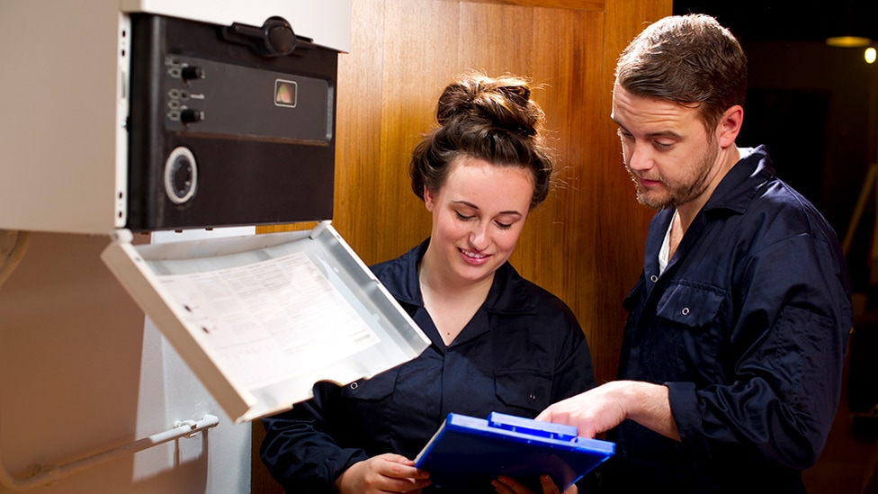 Schwanger in der Ausbildung oder im Job (Quelle: sturti / iStock / via Getty Images) Junge Frau am Arbeitsplatz