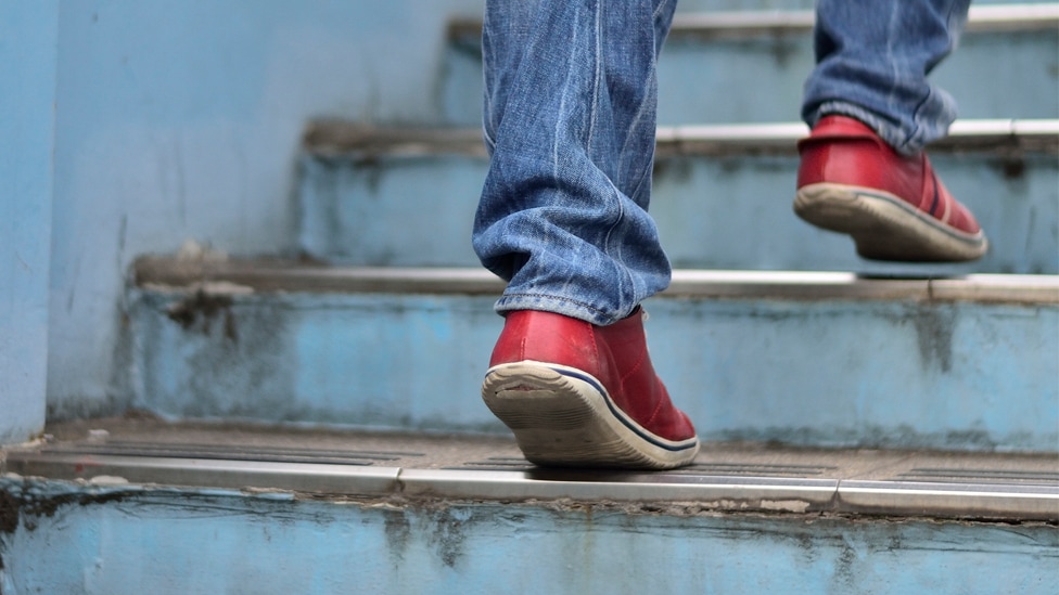 Junge läuft eine Treppe hoch